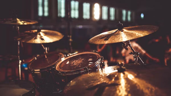 Baterías, platillos y percusión